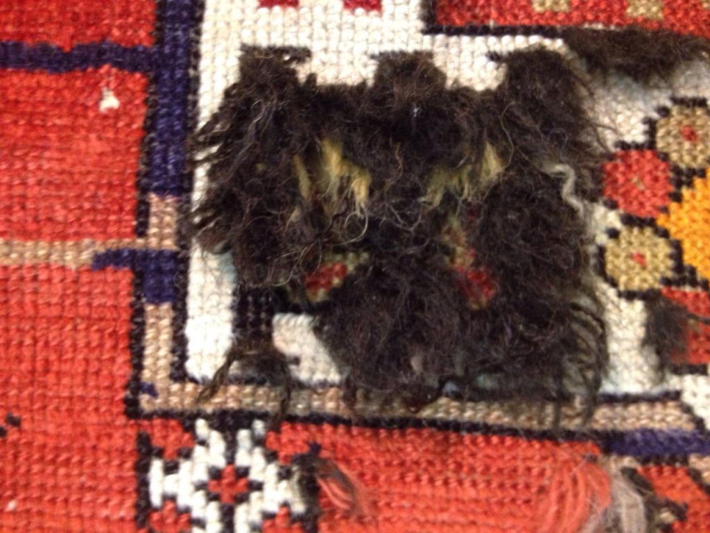 Reparatur und Restaurierung beschädigter Fransen eines Orientteppichs